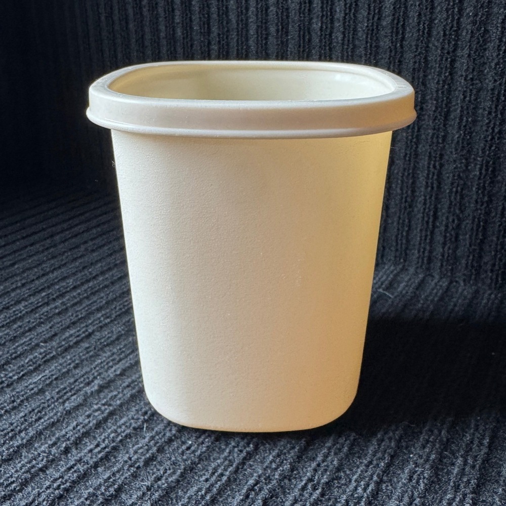 Rubbermaid Servin Saver #5 6 Cup Almond Plastic Food Storage Canister 0045